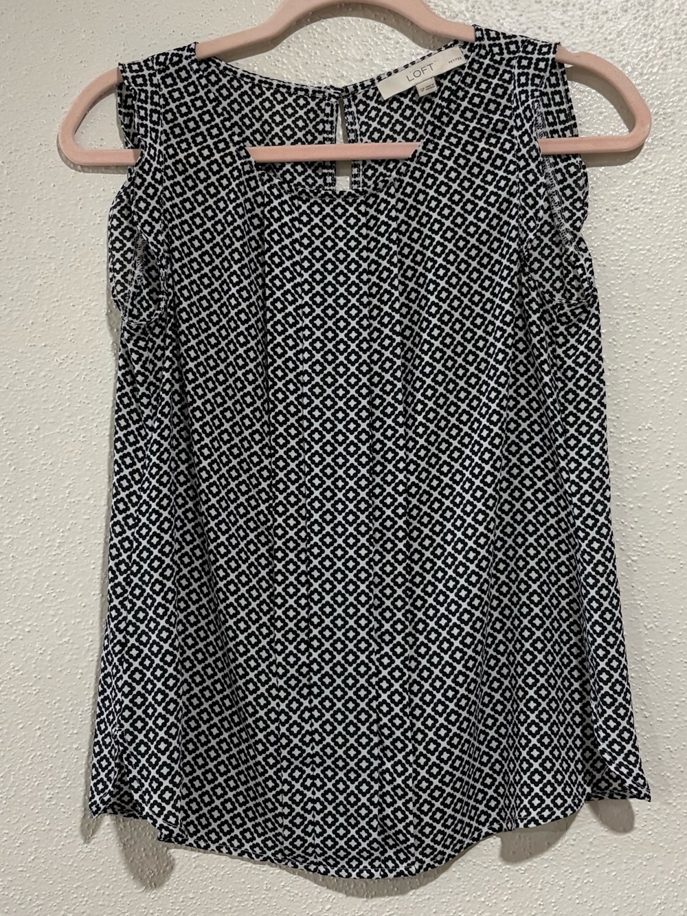 LOFT Petite Black & White Geometric Flutter Sleeve Blouse | SP | Career & Casual